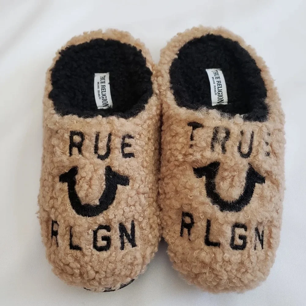 TRUE RELIGION men’s Faux Shearling Slippers Camel Beige Black
